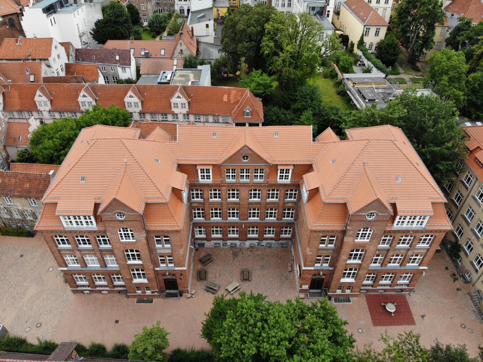 Das Hauptgebäude der Emanuel-Geibel-SchuleSchule